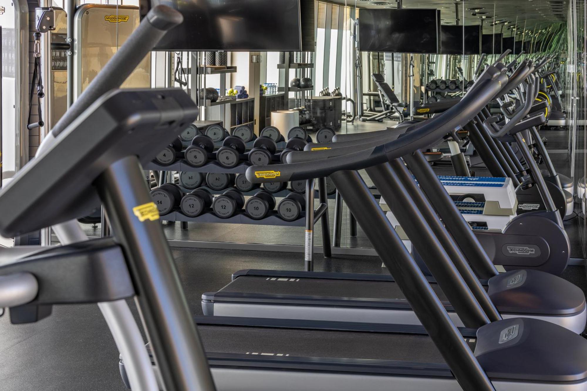 Shirvan Hotel City Yard Джедда Экстерьер фото A row of treadmills