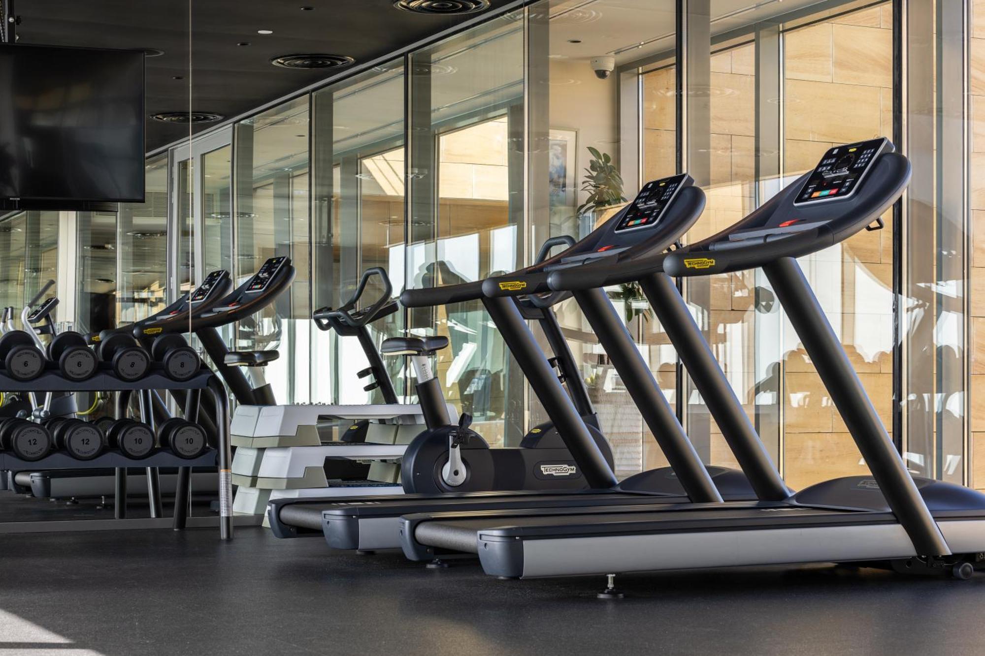 Shirvan Hotel City Yard Джедда Экстерьер фото Treadmills in a gym