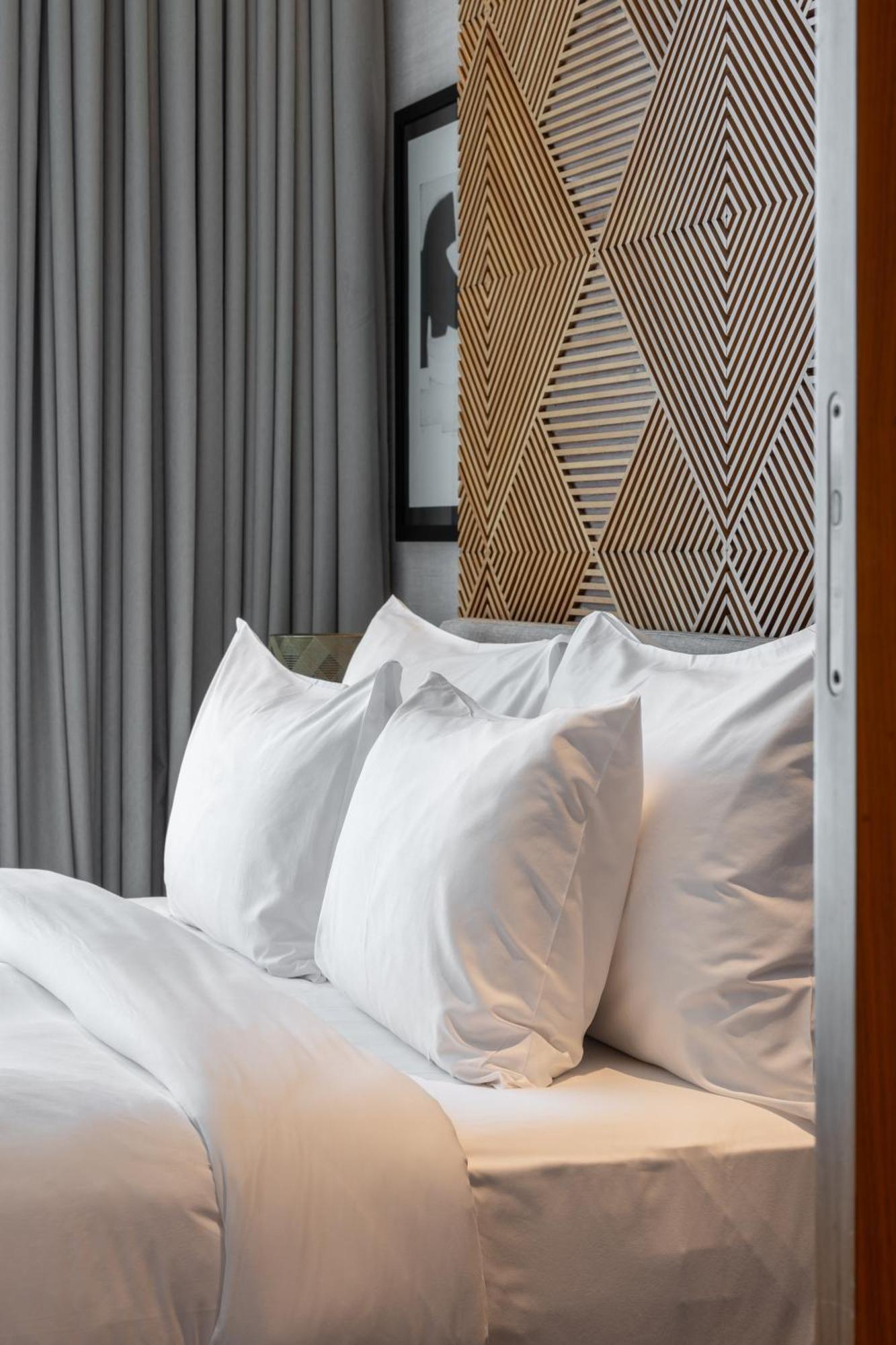 Shirvan Hotel City Yard Джедда Экстерьер фото Pillows on a bed