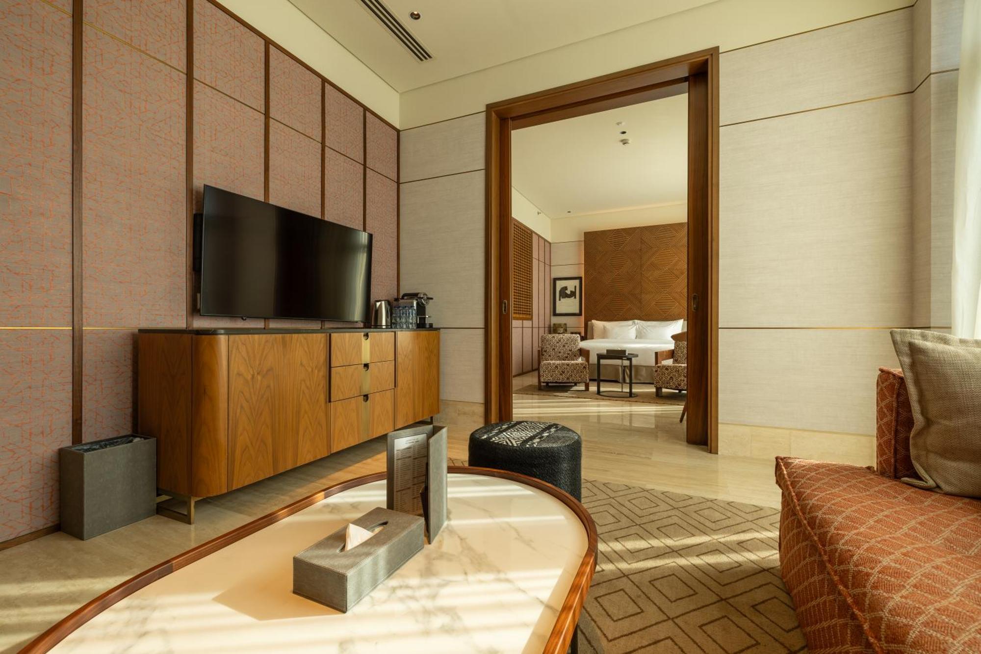 Shirvan Hotel City Yard Джедда Экстерьер фото A suite at the Ritz-Carlton, Dubai